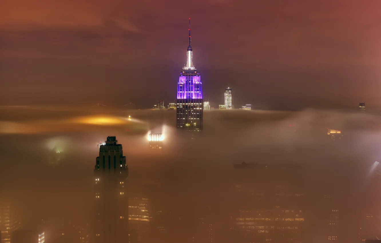 Фото обои небо, свет, город, огни, туман, здание, небоскребы, облако