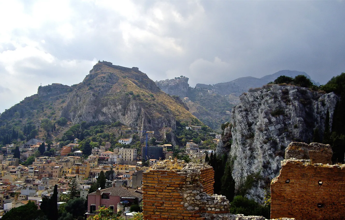 Фото обои горы, дома, Италия, руины, Сицилия, Таормина