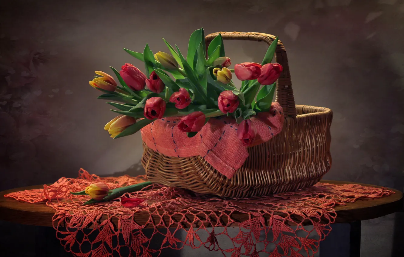 Фото обои фон, корзина, тюльпаны, корзинка, салфетка