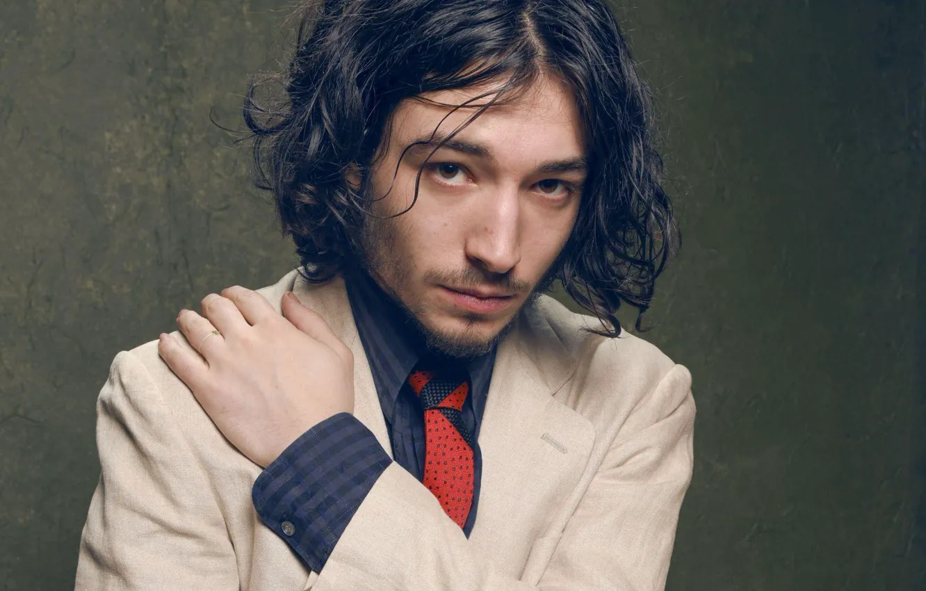 Фото обои актер, галстук, волосы, Эзра Миллер, Ezra Miller, костюм