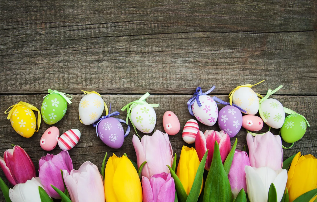 Фото обои цветы, яйца, colorful, Пасха, тюльпаны, happy, wood, pink