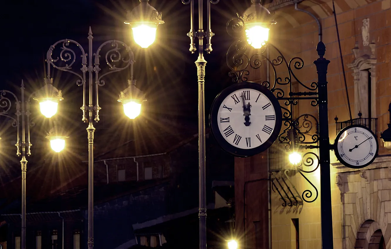 Фото обои ночь, город, улица, часы, дома, освещение, фонари, Испания
