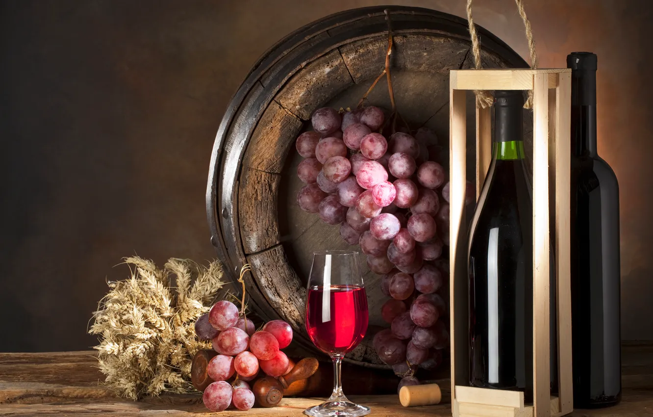 Фото обои стол, коробка, вино, бокал, бутылка, виноград, гроздь, бочонок