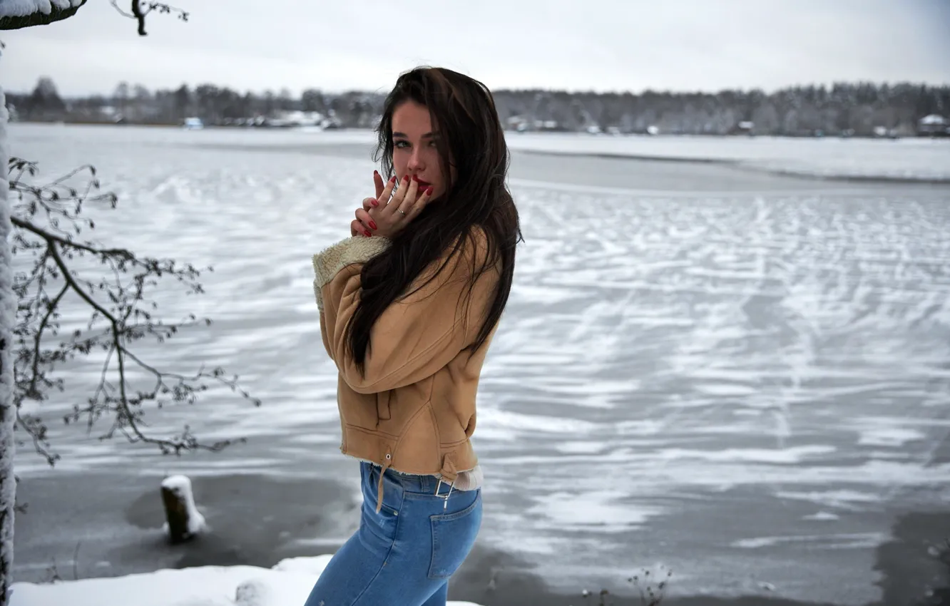 Фото обои зима, попа, взгляд, вода, девушка, снег, волосы, джинсы