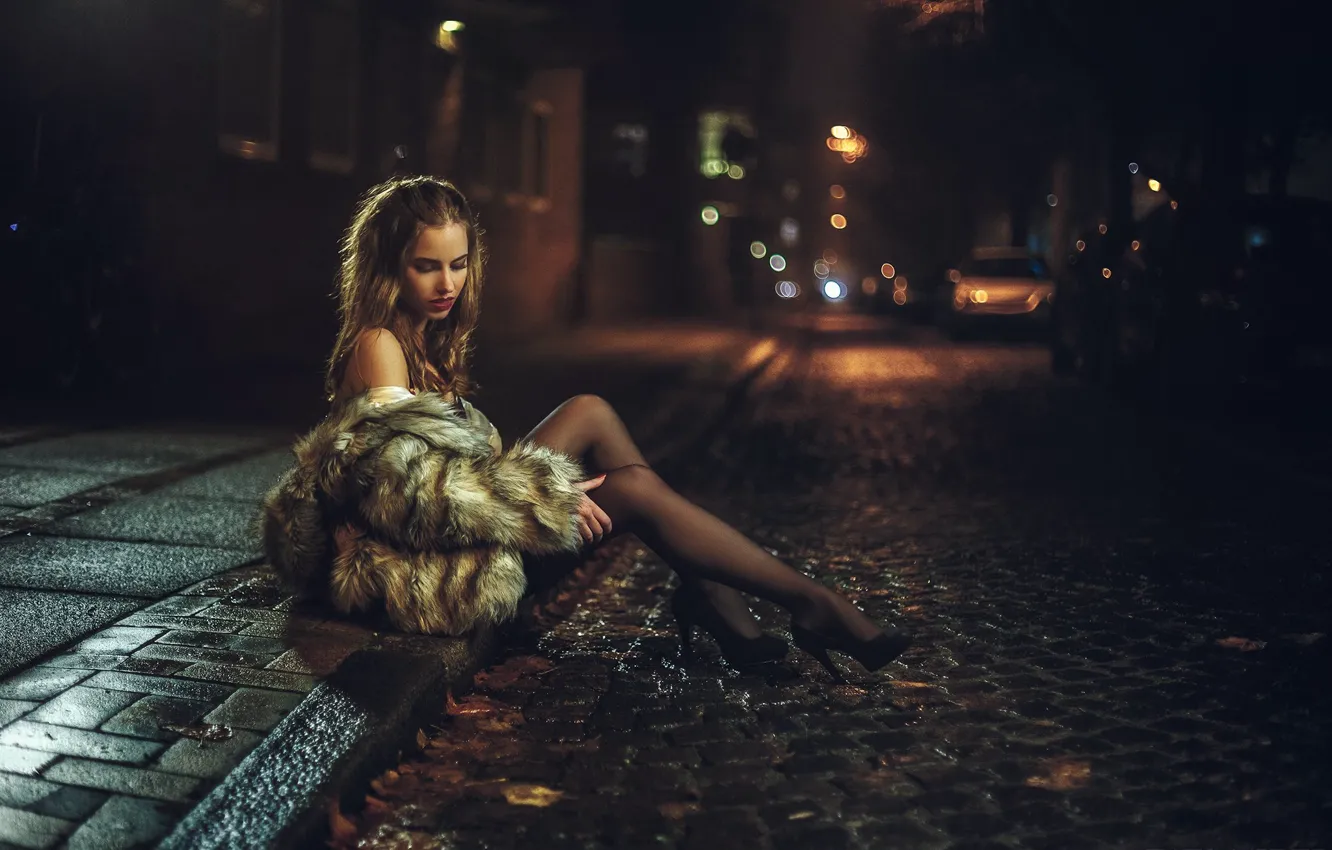 Фото обои девушка, улица, чулки, шуба, girl, шатенка, ножки, model