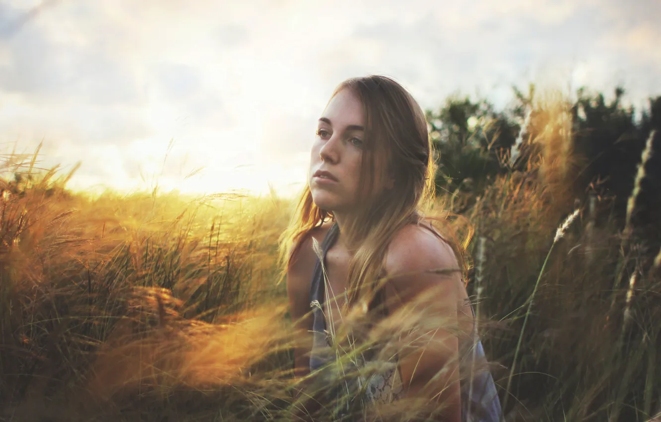 Фото обои поле, небо, трава, девушка, облака, солнечный свет