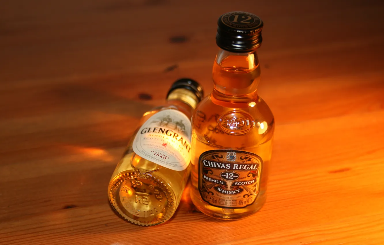 Фото обои floor, whisky, small bottles