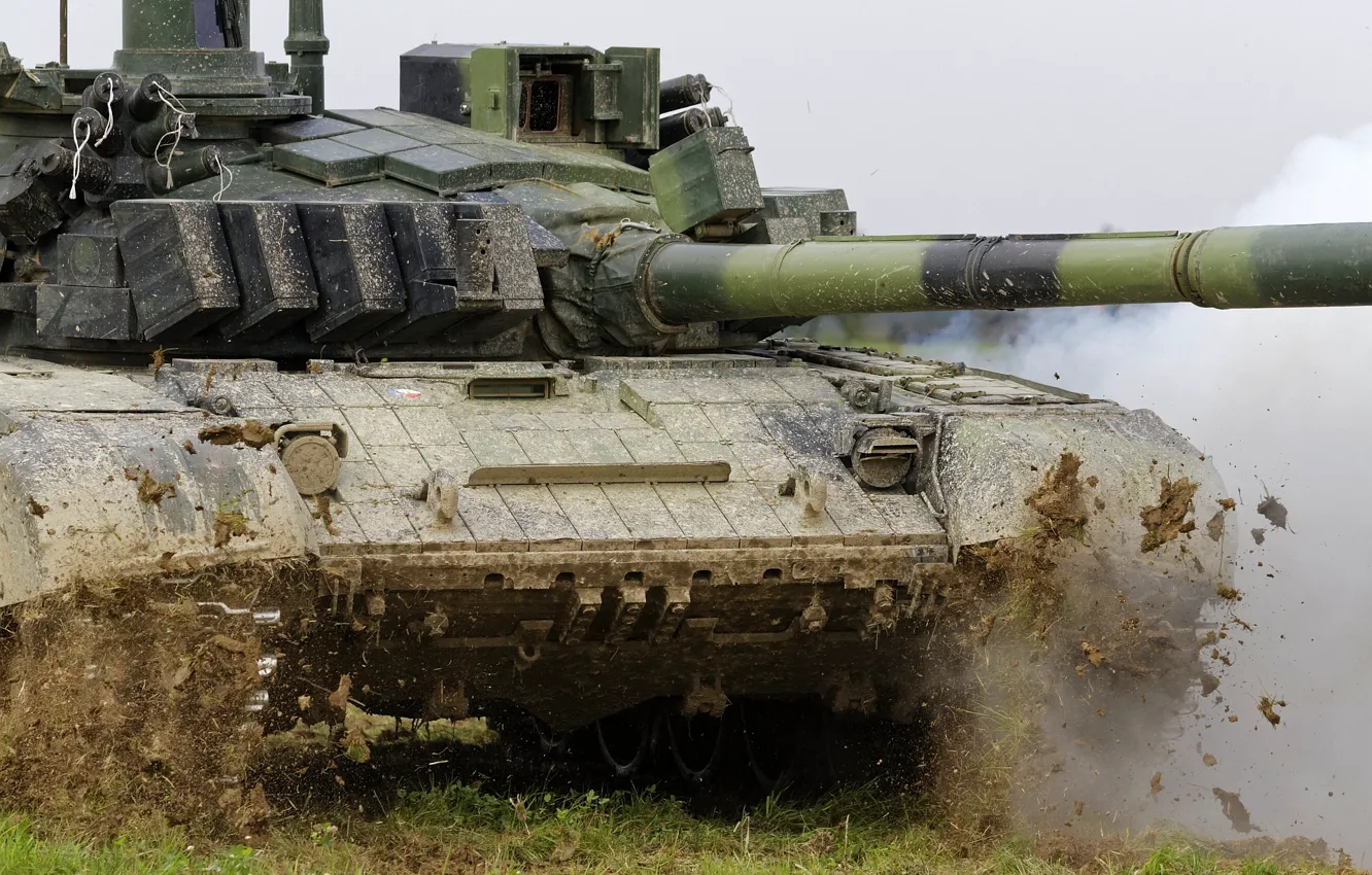 Фото обои поле, грязь, танк, боевой, Т-72
