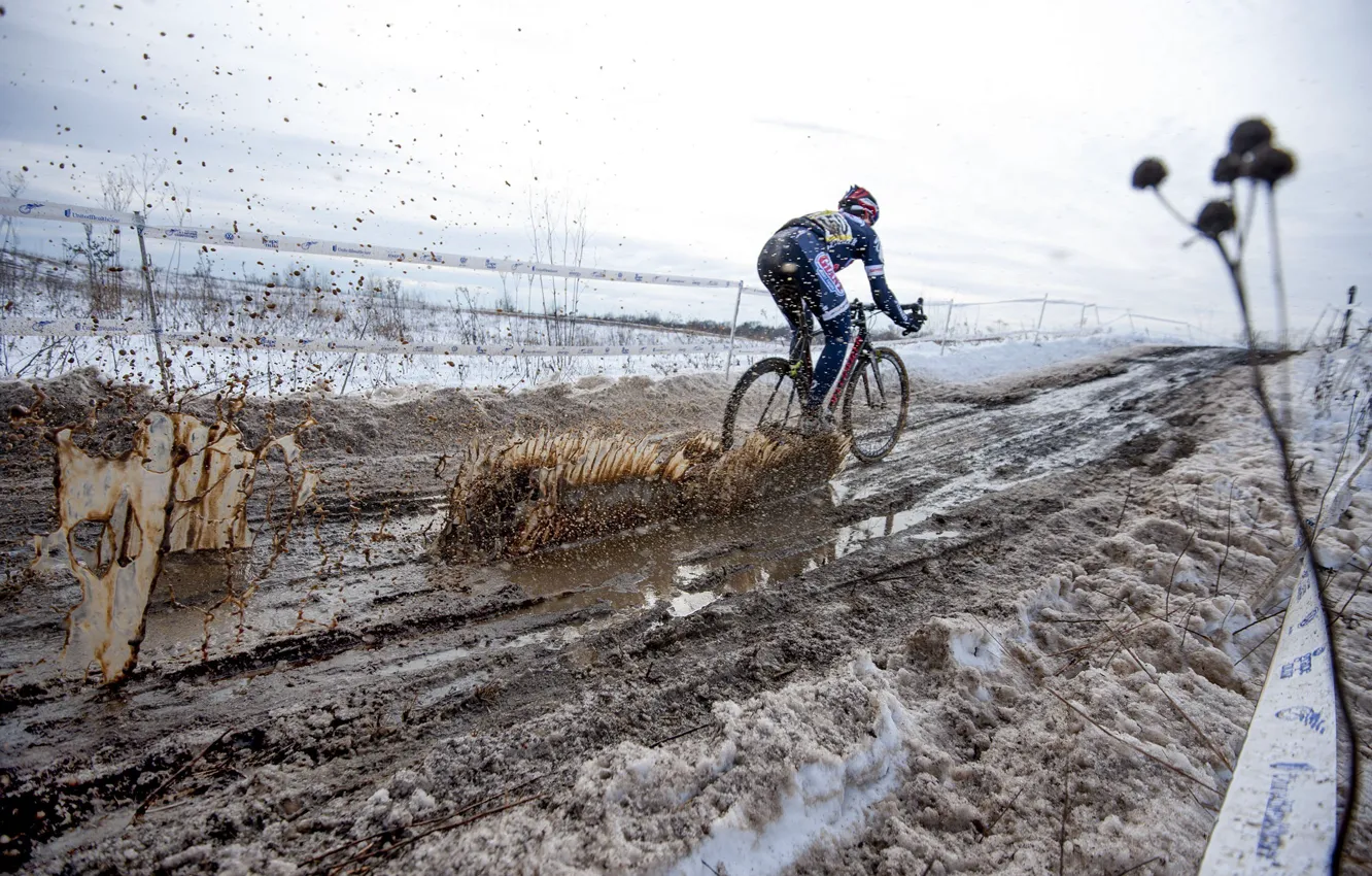 Фото обои зима, дорога, снег, велосипед, настроение, гонка, спорт, мужчина