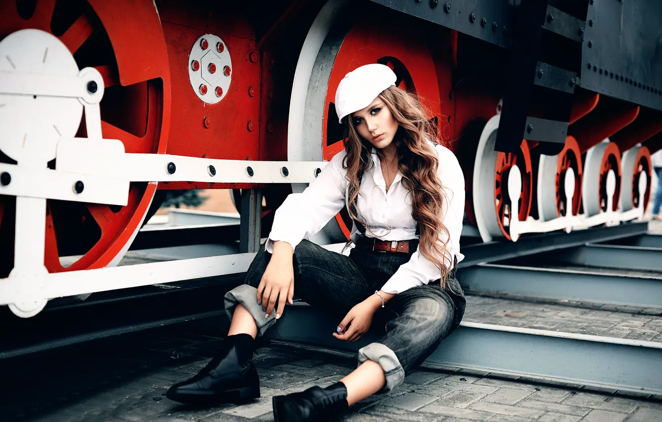 Фото обои девушка, паровоз, ботинки, кепка, Дарья Сайко