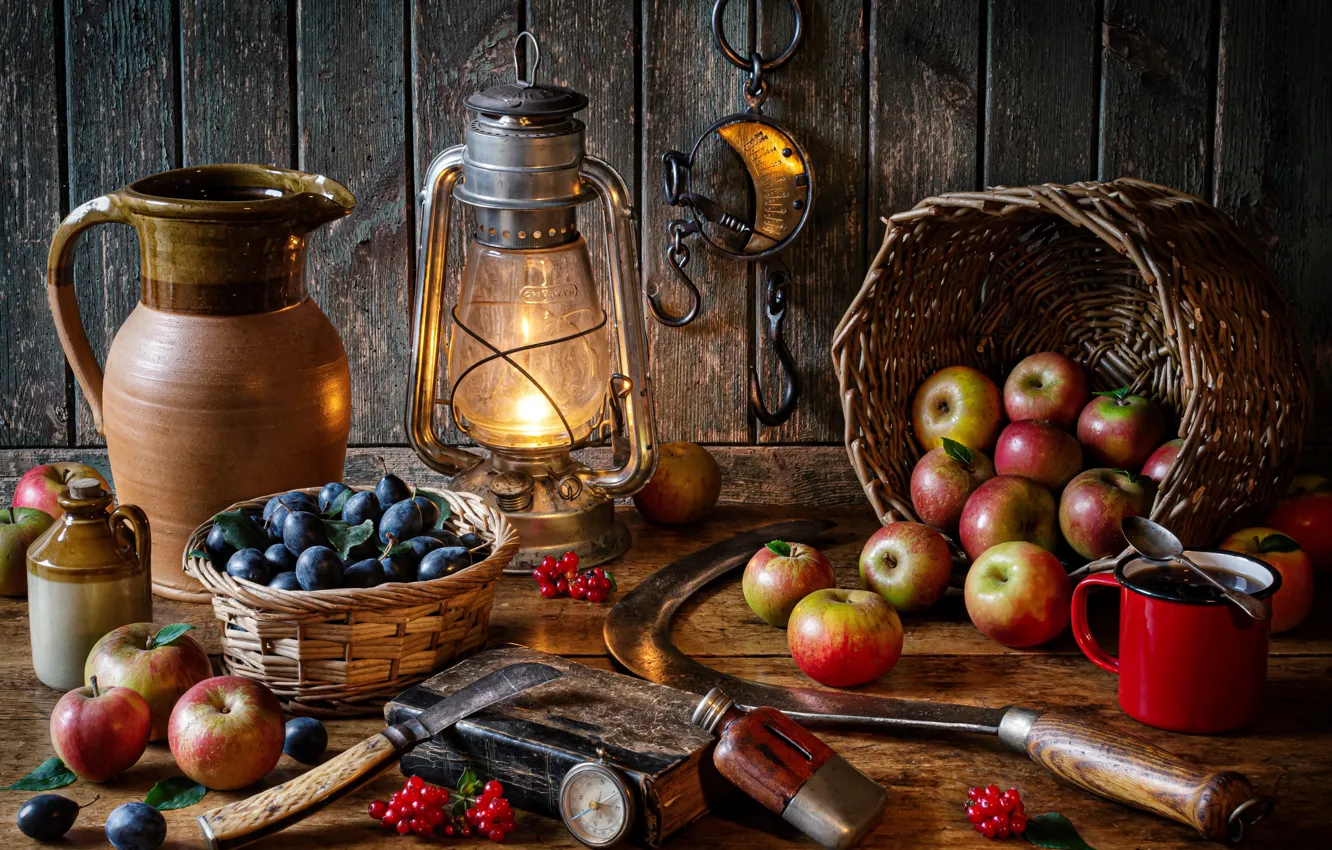 Фото обои стиль, ягоды, корзина, яблоки, кружка, фонарь, книга, кувшин
