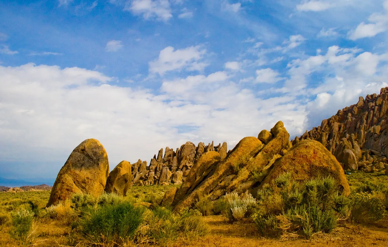 Фото обои море, небо, облака, горы, камни, скалы, кусты