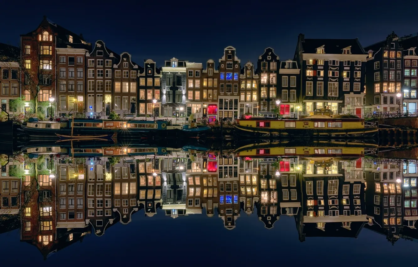 Фото обои вода, свет, отражения, ночь, огни, лодки, Амстердам, Нидерланды