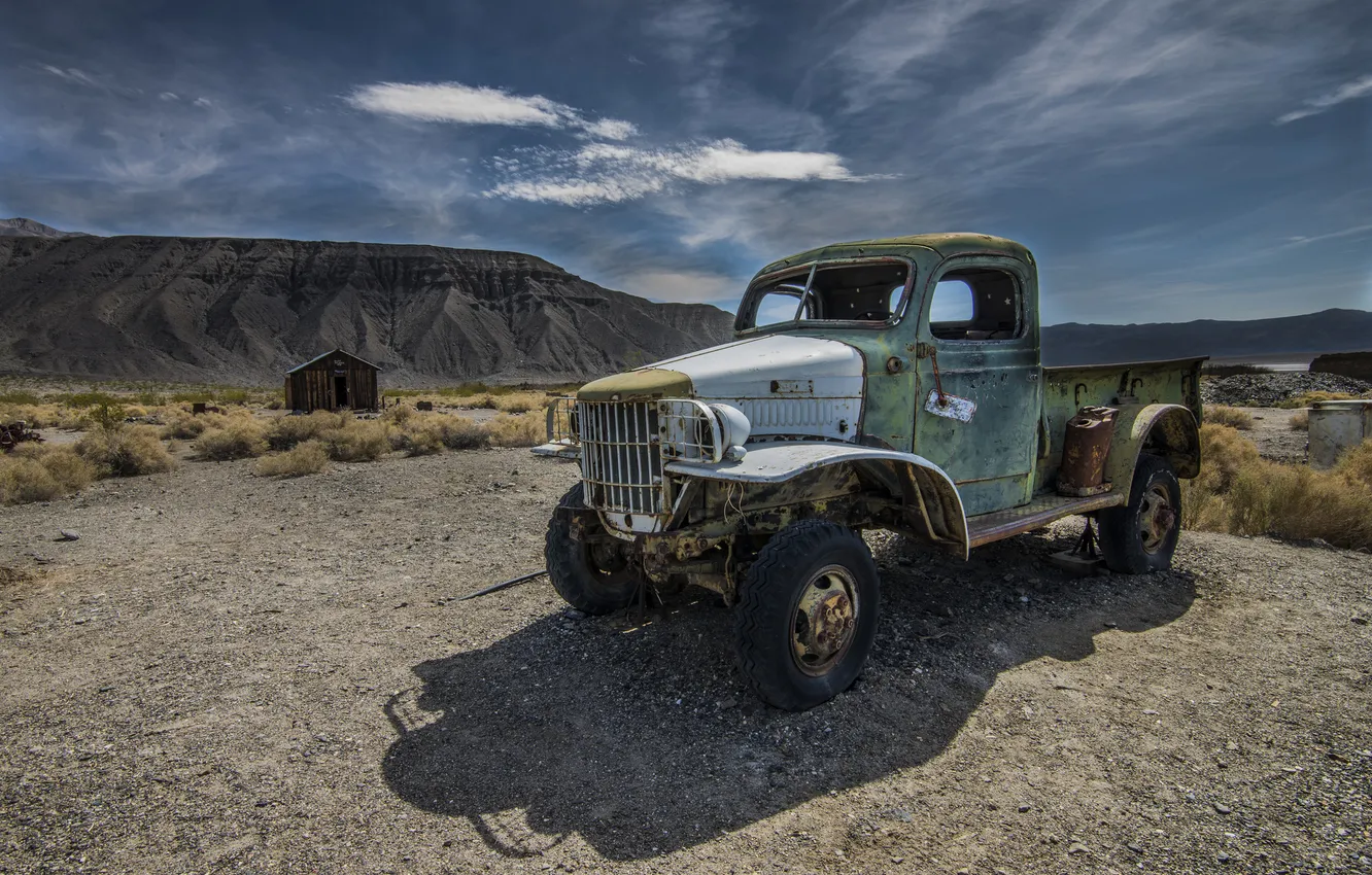 Фото обои машина, горы, пустыня, грузовик, пикап, розвалина