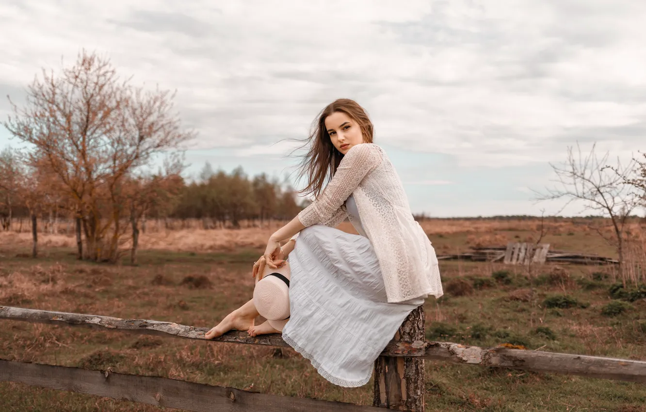 Фото обои взгляд, девушка, природа, поза, шляпа, босиком, шатенка, изгородь