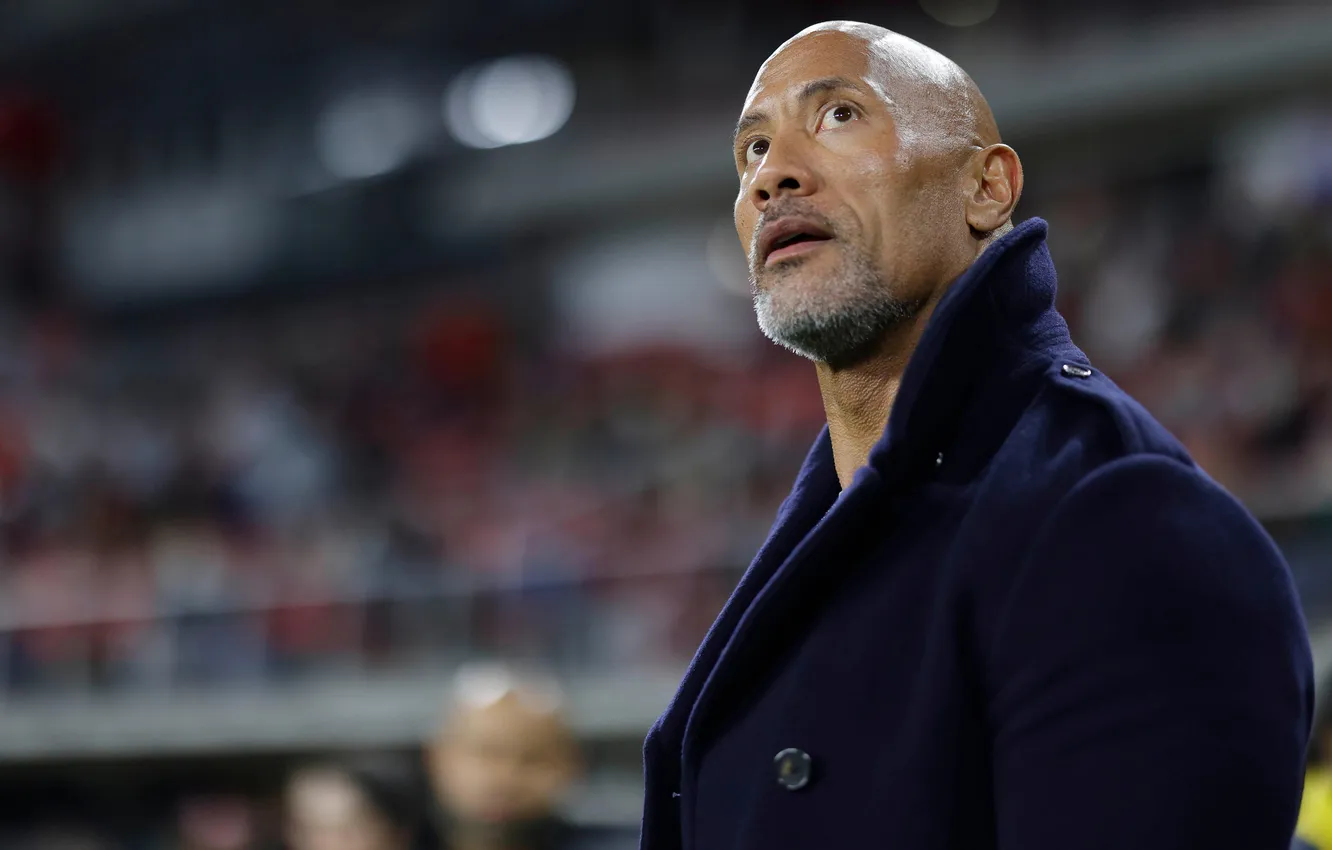 Фото обои взгляд, поза, сериал, пальто, стадион, Дуэйн Джонсон, Dwayne Johnson, Игроки