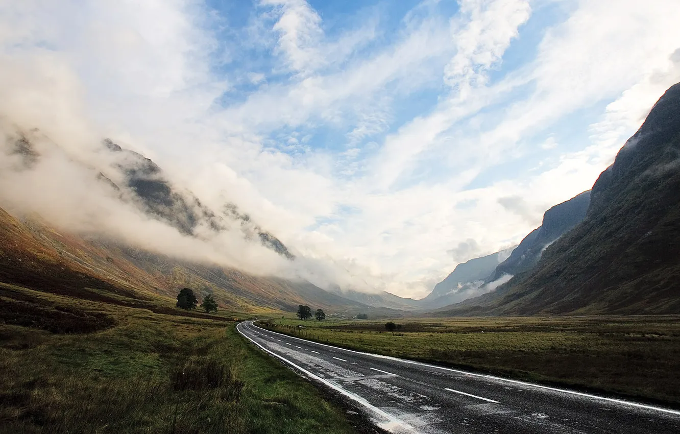 Фото обои дорога, небо, горы, туман, дымка