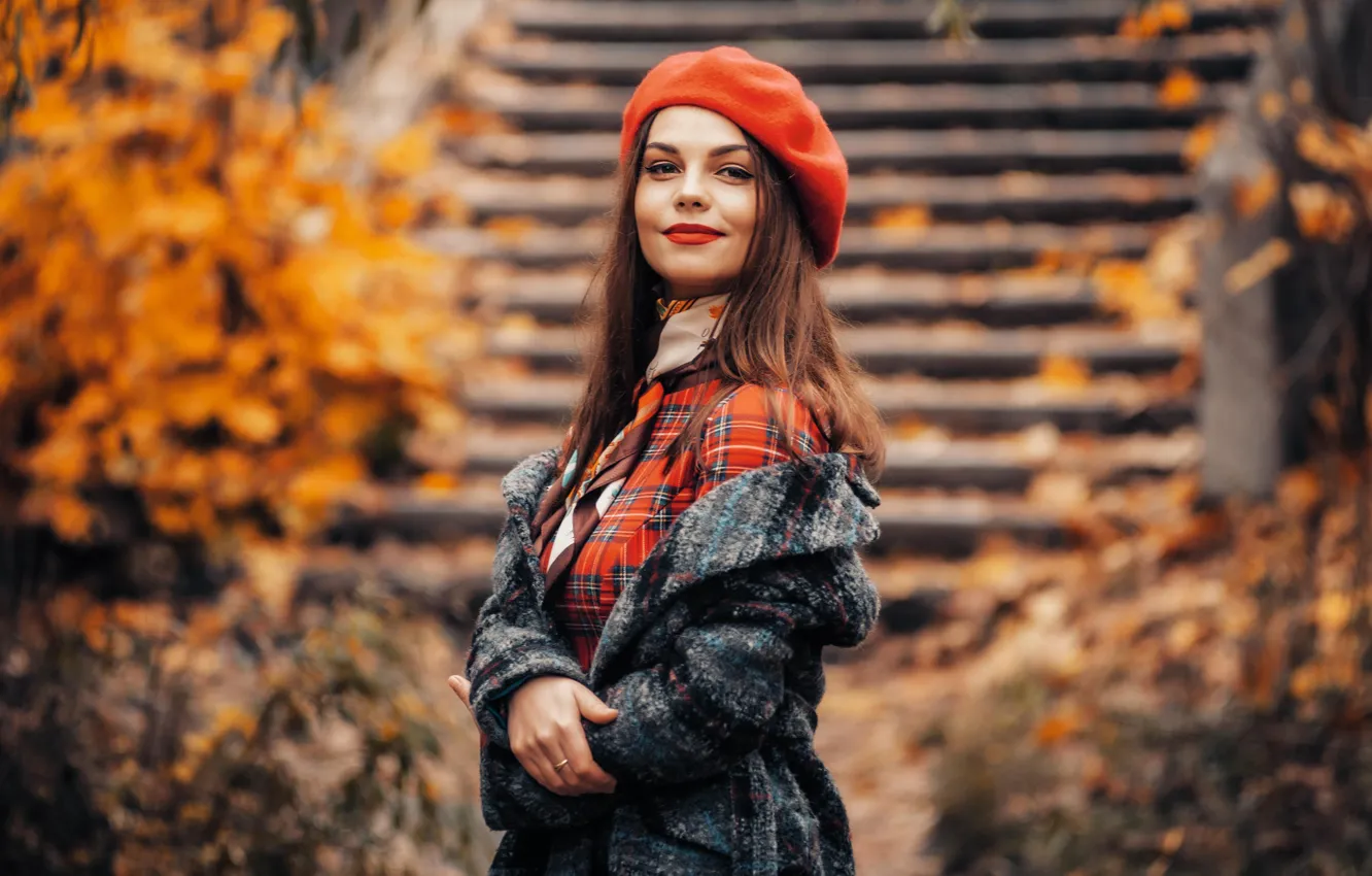 Фото обои осень, девушка, улыбка, листва, лестница, ступени, шатенка, пальто