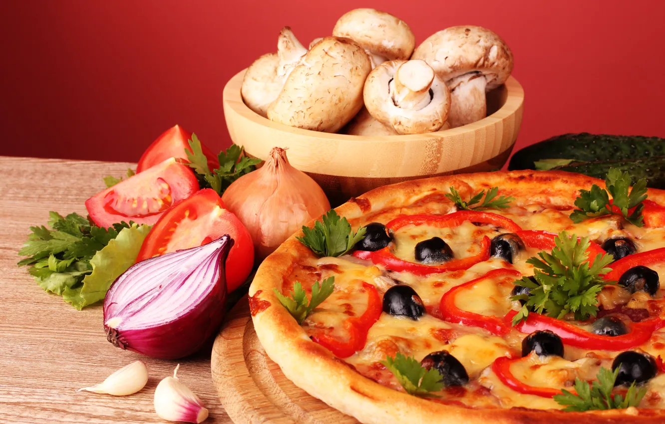 Фото обои грибы, лук, натюрморт, пицца, помидоры, оливки, петрушка, чеснок