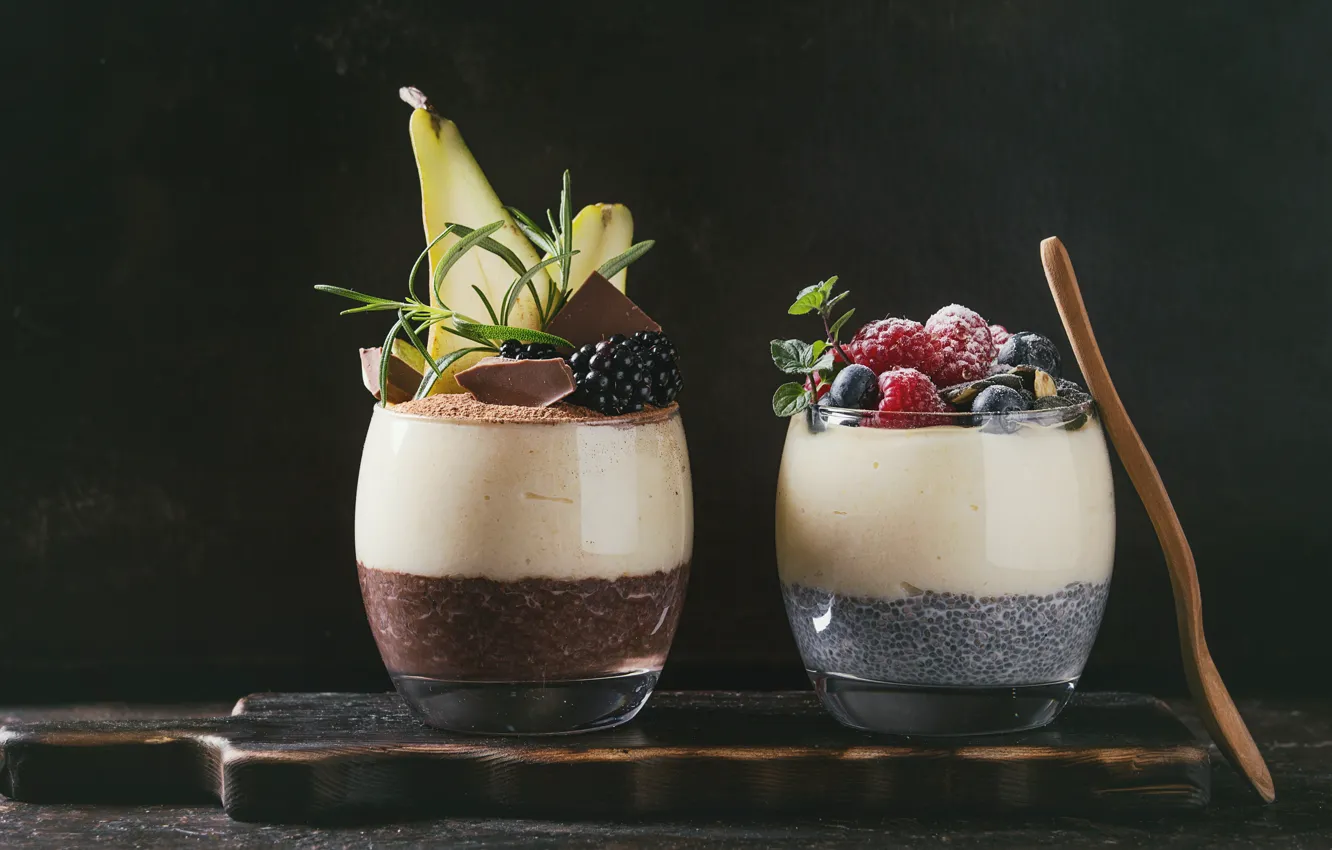 Фото обои ягоды, малина, шоколад, черника, ложка, стаканы, мята, ежевика
