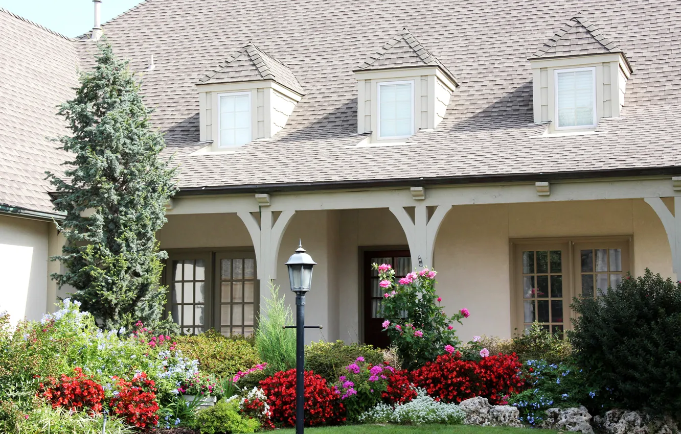 Фото обои цветы, газон, дома, фонари, особняк, кусты