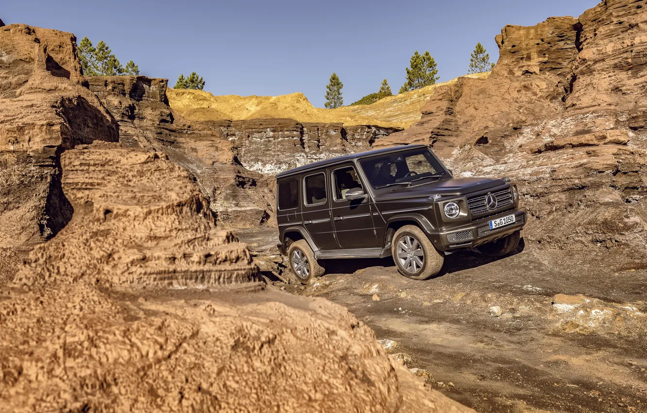 Фото обои движение, Mercedes-Benz, внедорожник, коричневый, ямы, 2018, G-Class, препятствия