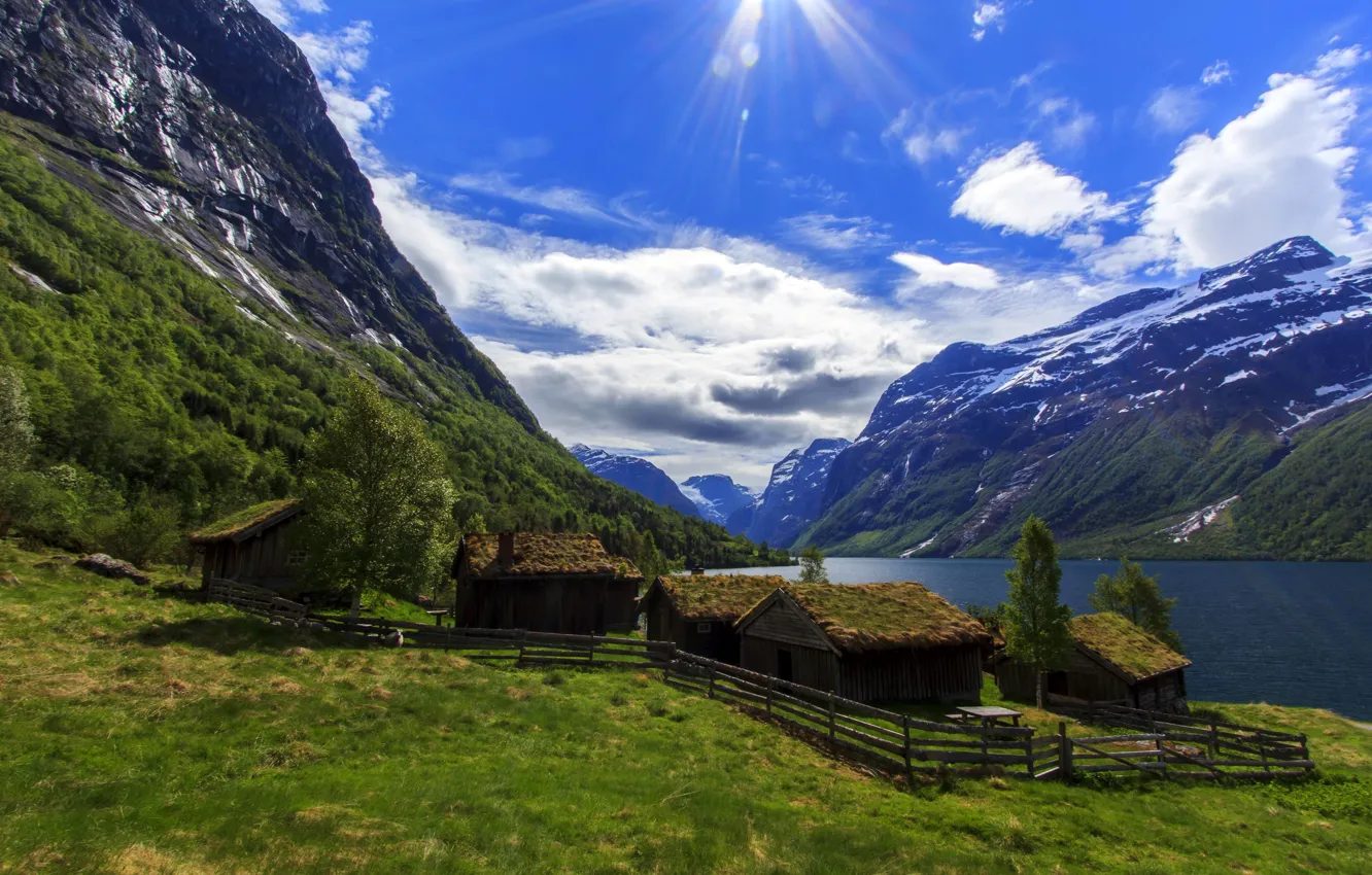 Фото обои небо, облака, горы, озеро, Норвегия, домики, лучи солнца, Nordfjord