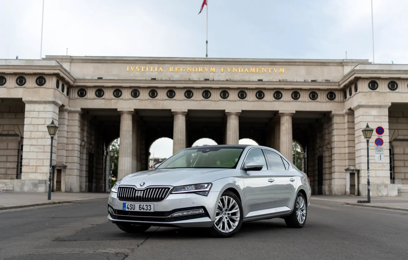 Фото обои площадь, седан, Škoda, Skoda, четырёхдверный, Superb, 2020, серо-серебристый