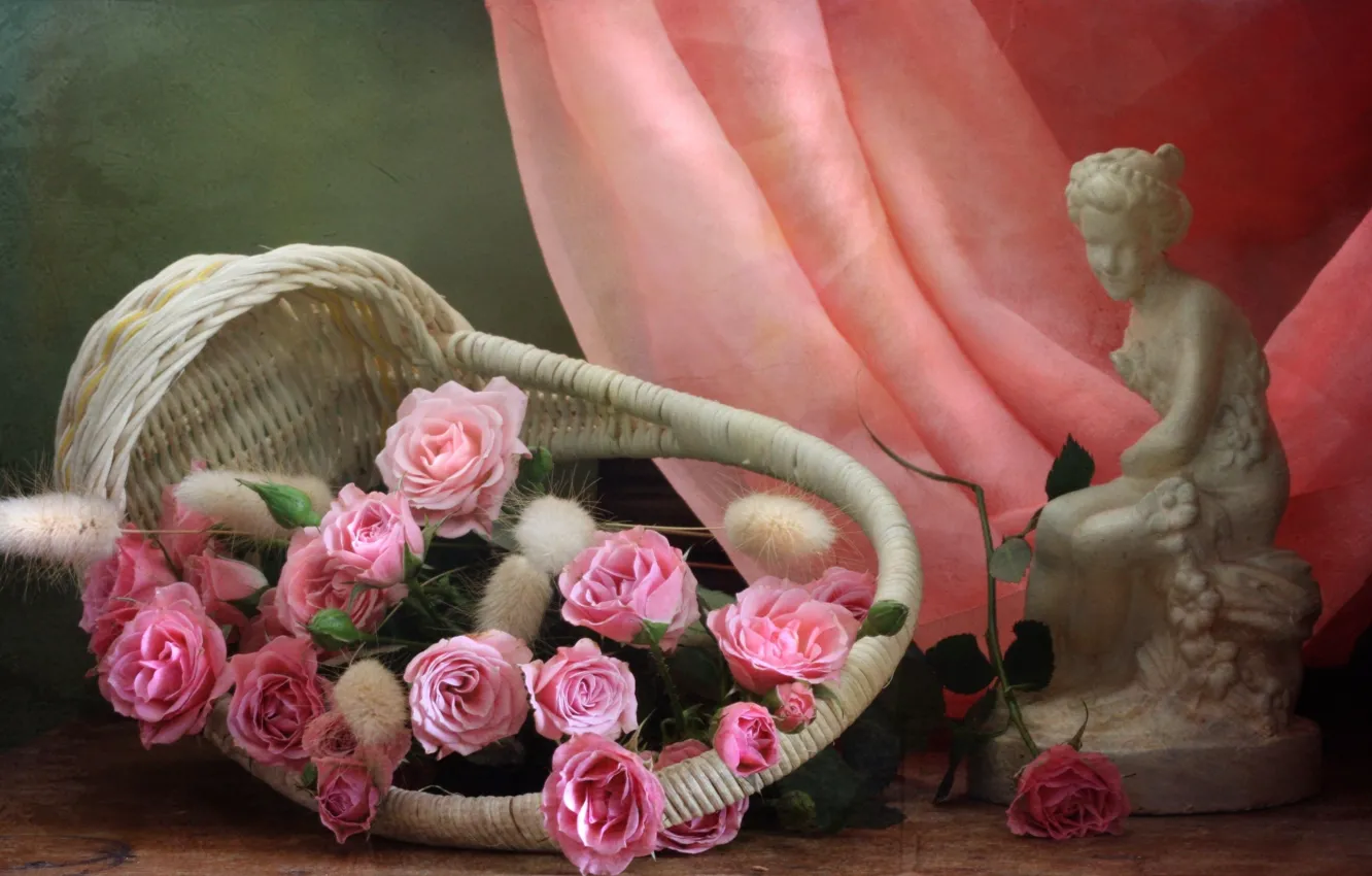 Фото обои девушка, цветы, корзина, розы, ткань, статуэтка