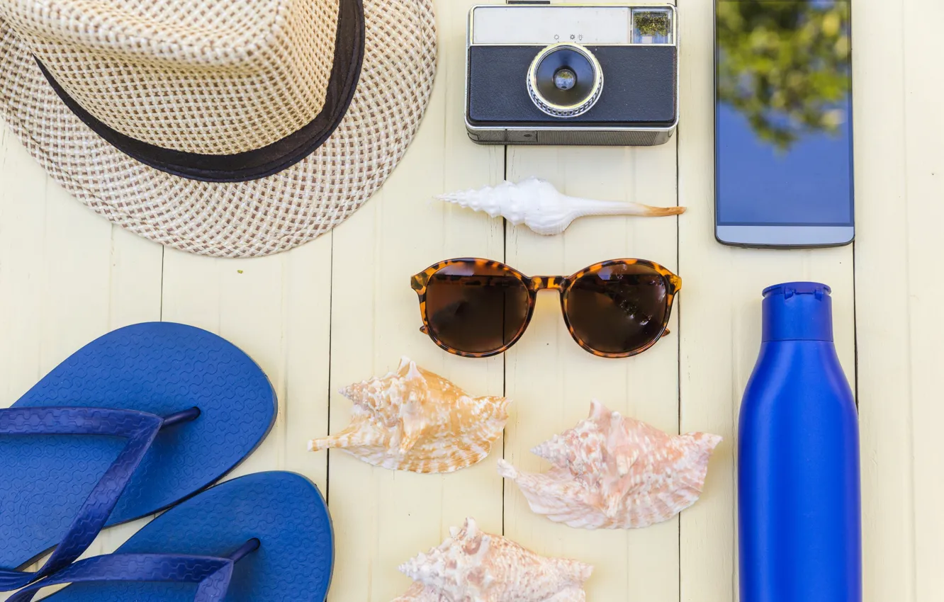 Фото обои море, лето, шляпа, очки, телефон, сланцы