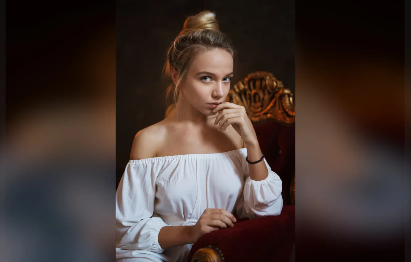 Фото обои девушка, блондинка, браслет, красивая, плечи, в белом
