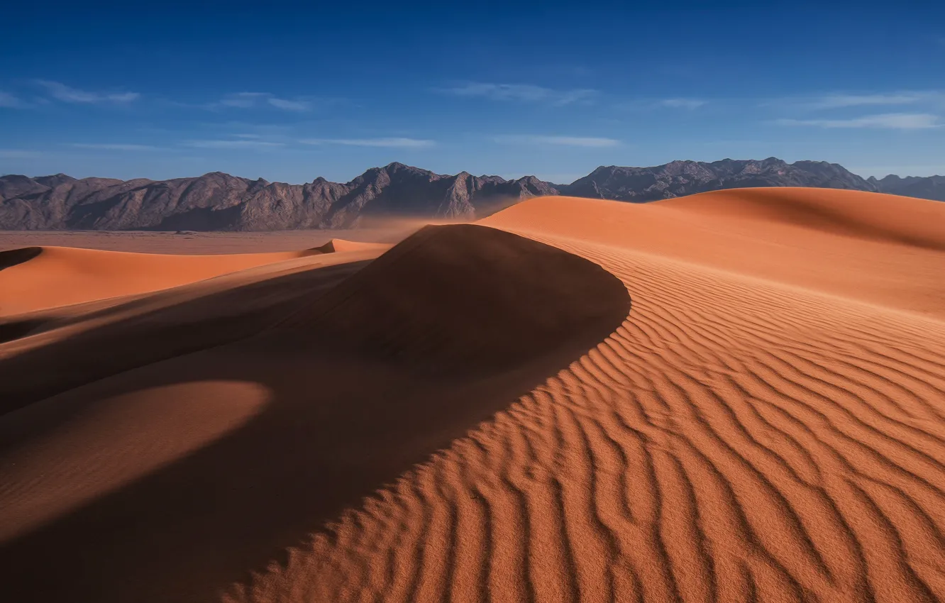 Фото обои песок, небо, облака, горы, барханы, ветер, пустыня, дюны