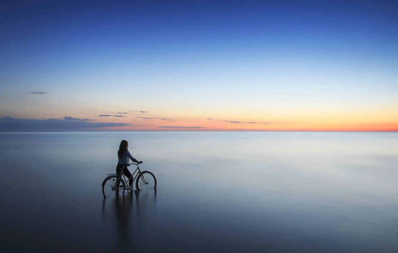 Фото обои море, девушка, закат, велосипед