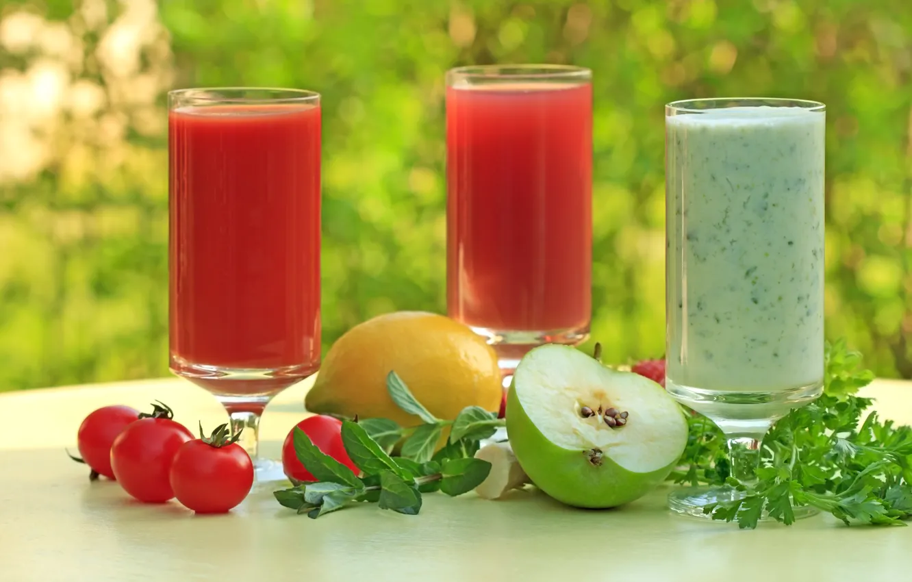 Фото обои зелень, стол, фон, лимон, яблоко, сок, стаканы, помидоры