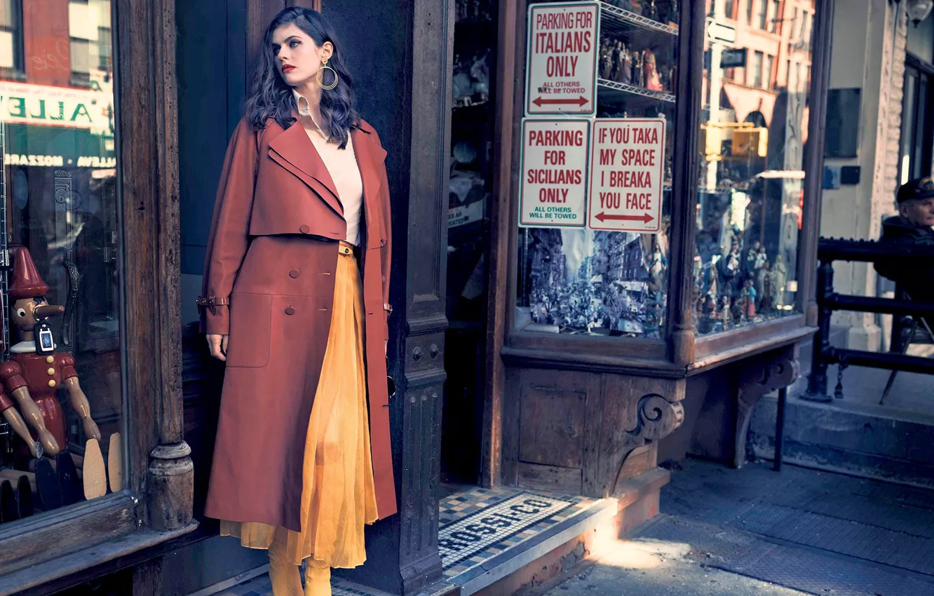 Фото обои взгляд, девушка, поза, улица, модель, плащ, Alexandra Daddario