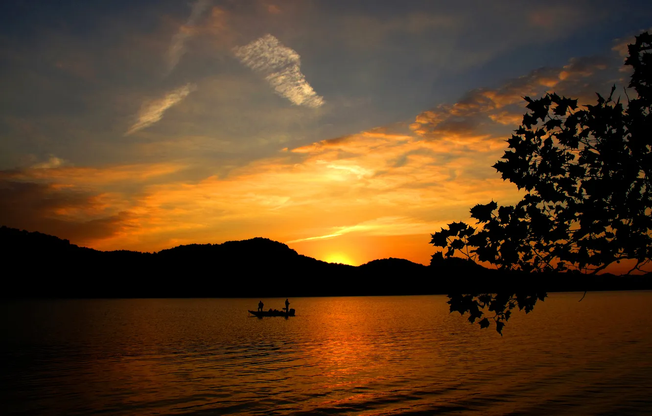 Фото обои небо, деревья, закат, горы, озеро, лодка, рыбаки