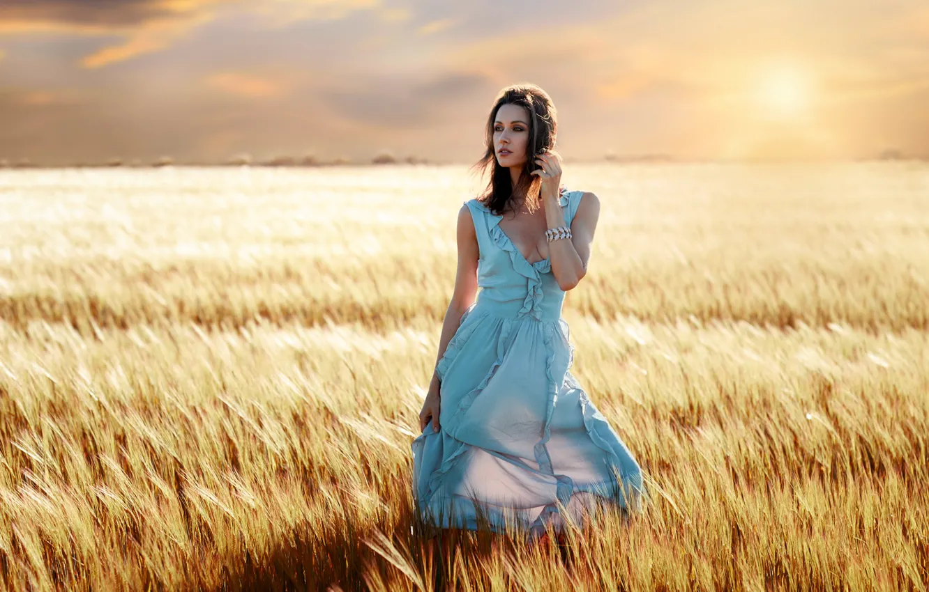 Фото обои поле, девушка, закат, настроение, платье, Olga Alberti, Javier Ullastres