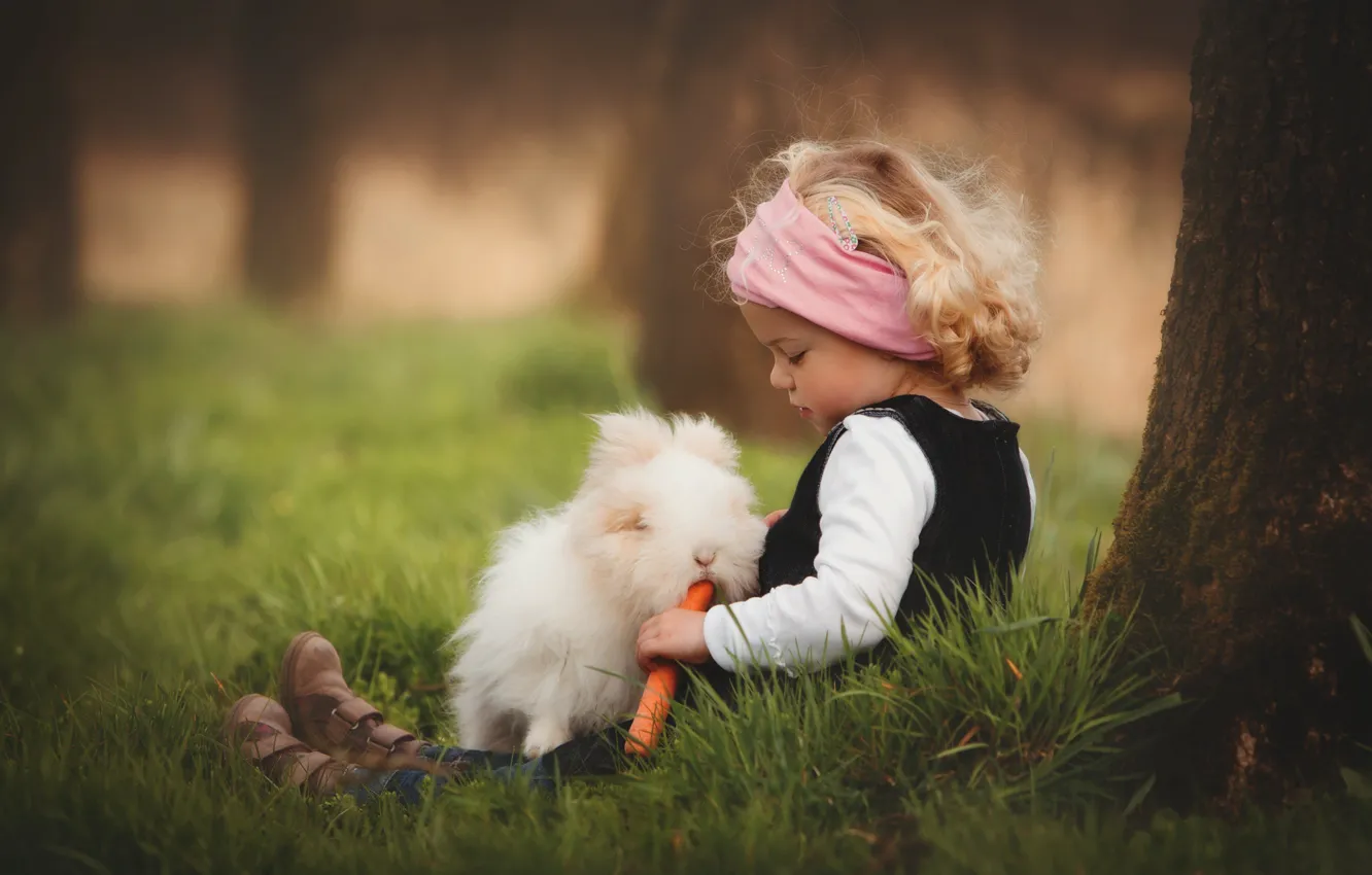 Фото обои трава, природа, дерево, животное, кролик, девочка, ствол, морковь