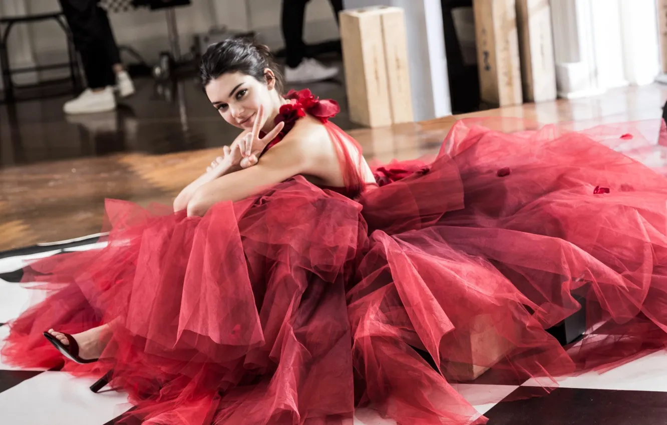 Фото обои красное платье, сидит на полу, Kendall Jenner, жест V