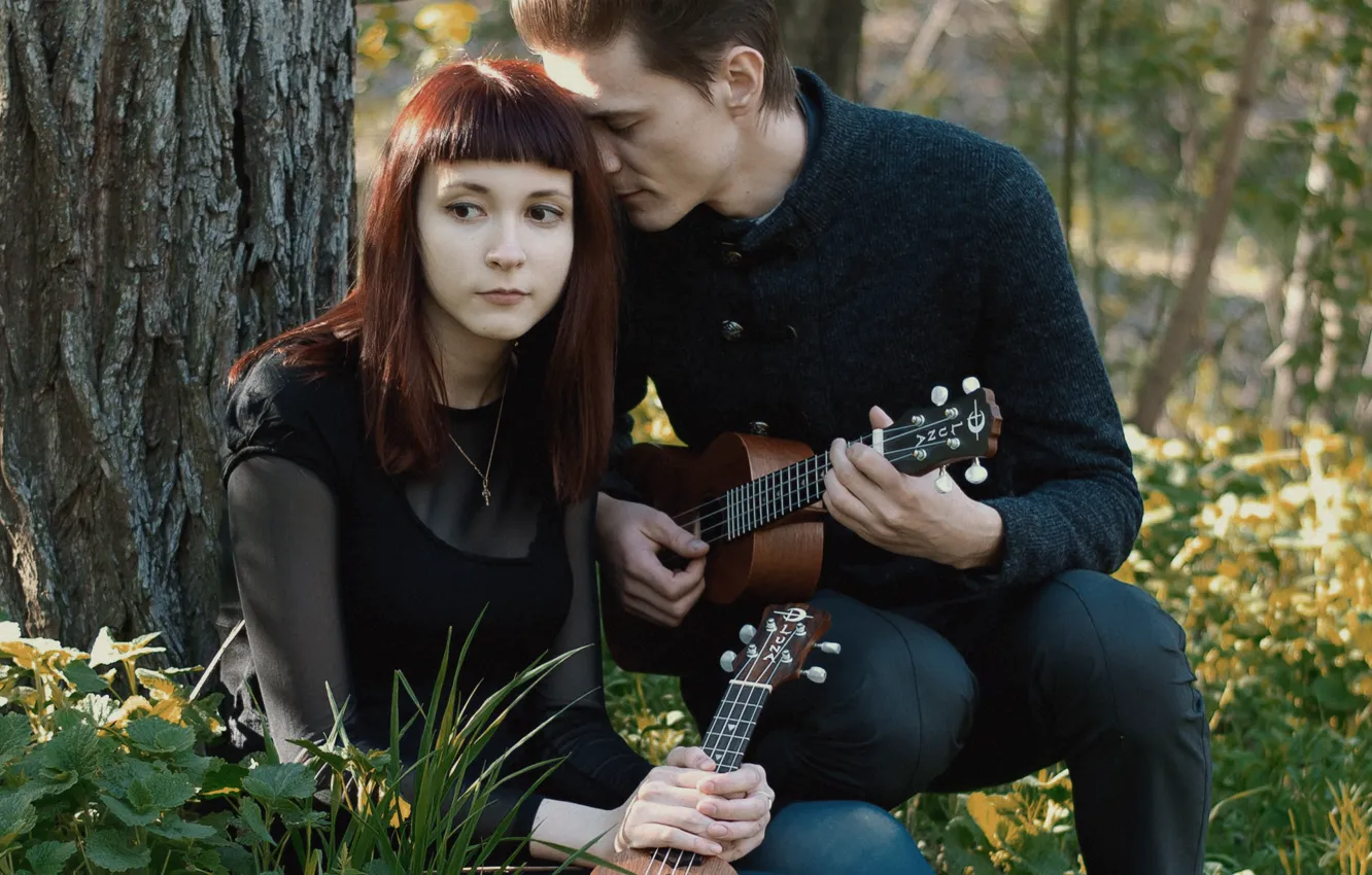 Фото обои лес, трава, взгляд, девушка, гитара, парень, музыкальный инструмент, folk