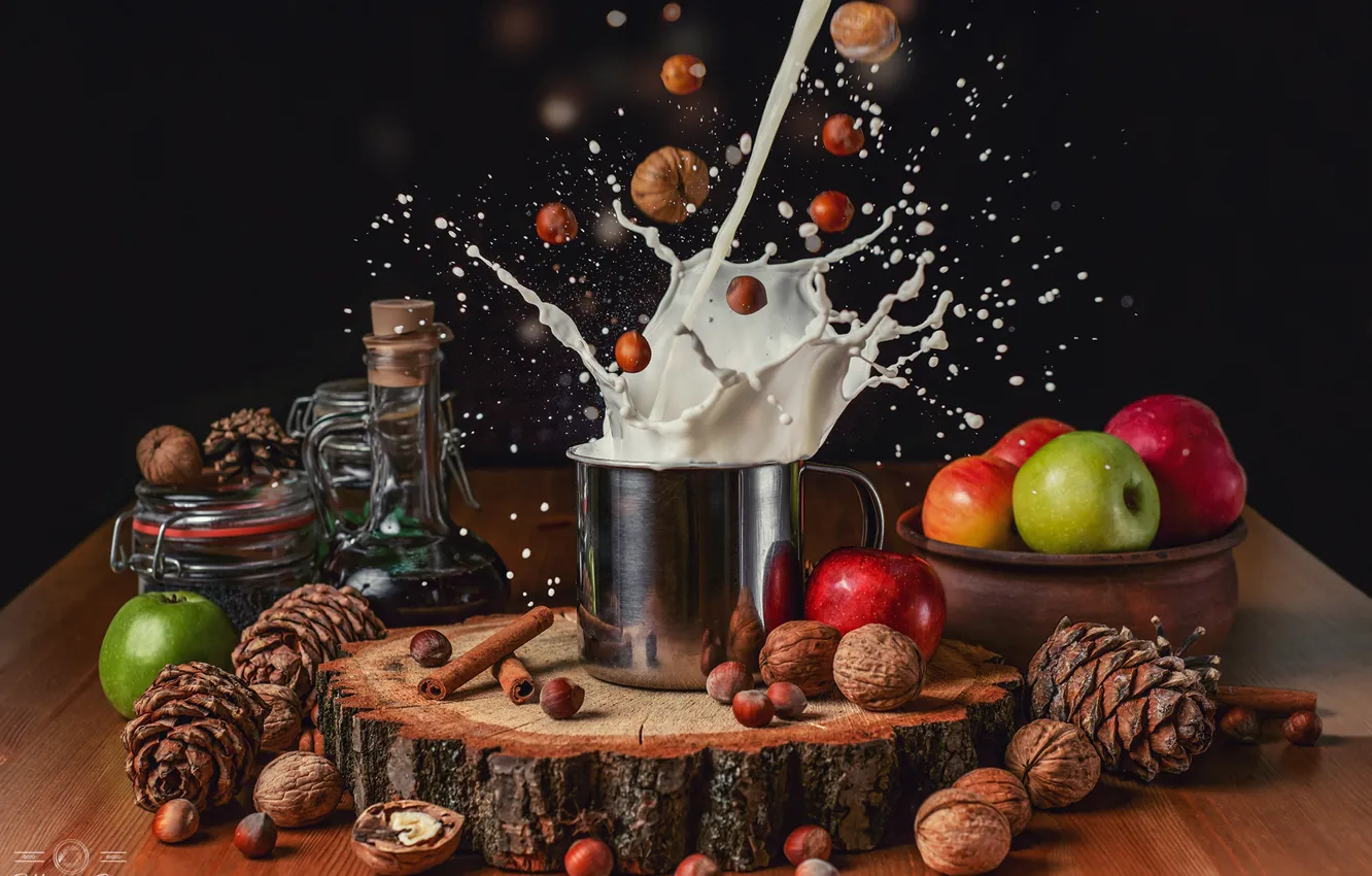 Фото обои яблоки, молоко, кружка, орехи, натюрморт, шишки, брызки, Ольга Шацкая