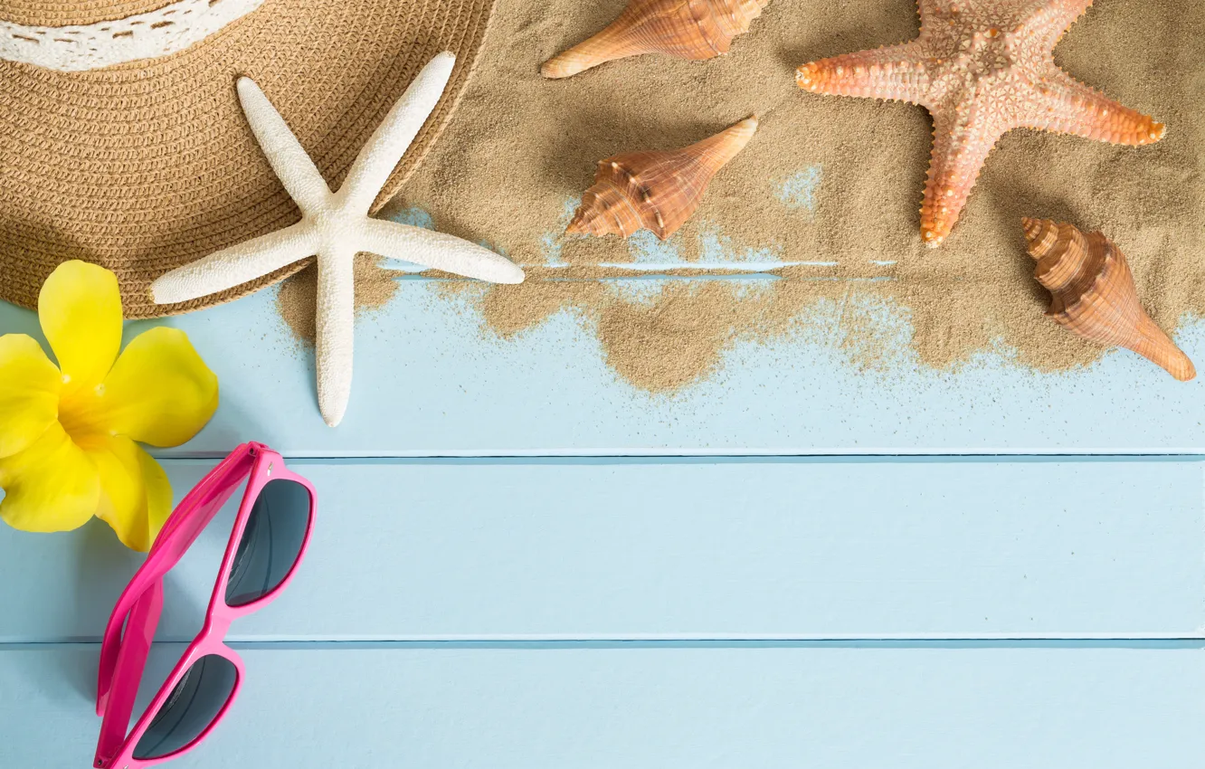 Фото обои песок, пляж, лето, отдых, звезда, шляпа, очки, ракушки