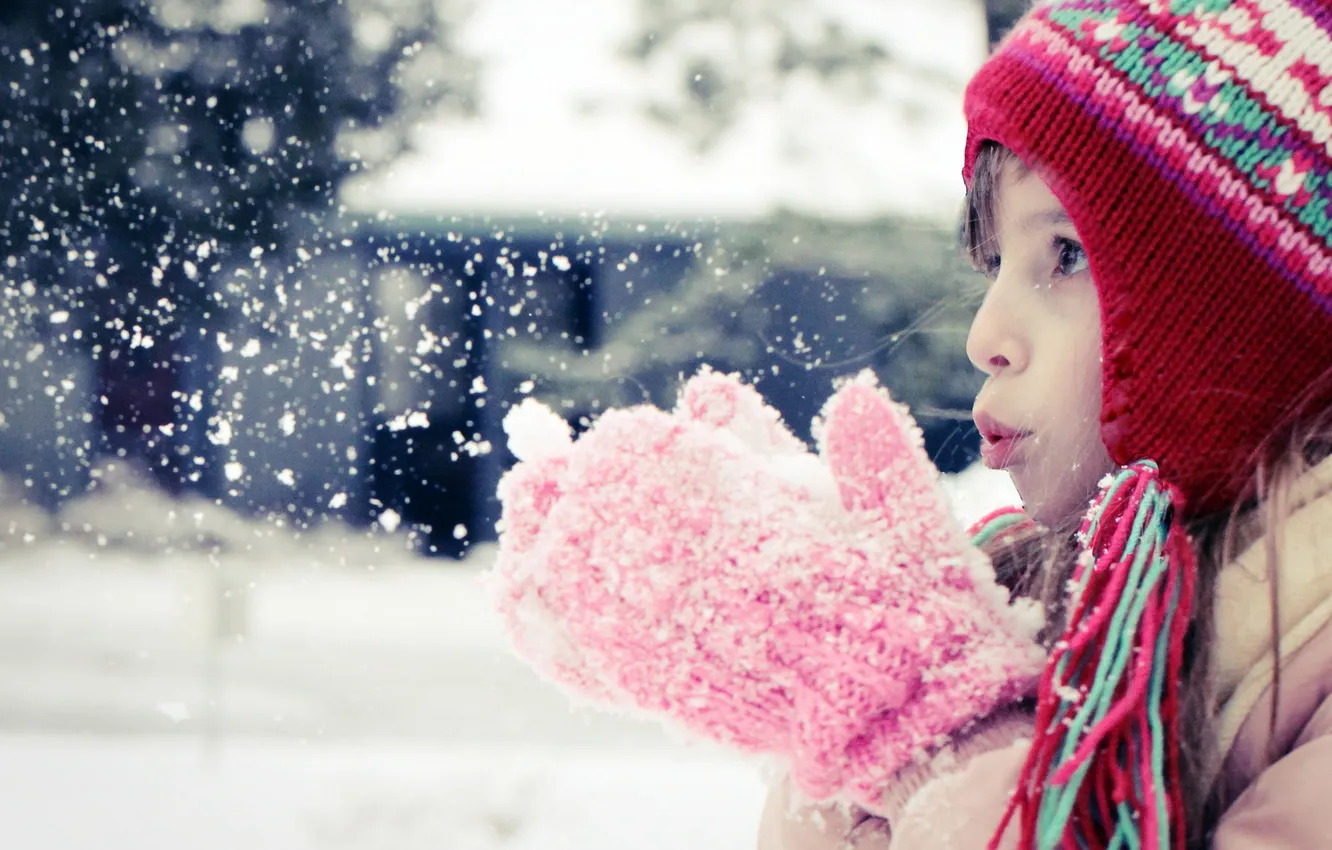 Фото обои зима, снег, Девочка, варежки, дует