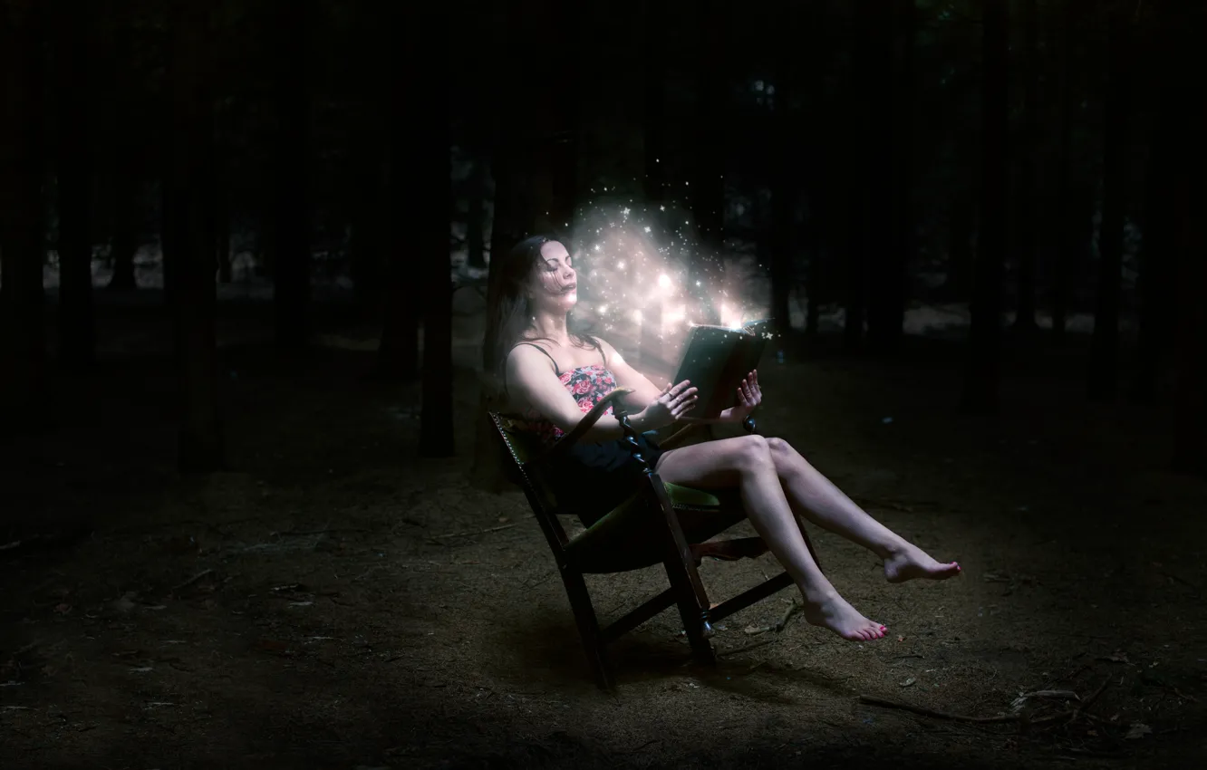 Фото обои лес, девушка, ночь, фантазия, огоньки, стул, книга, шатенка