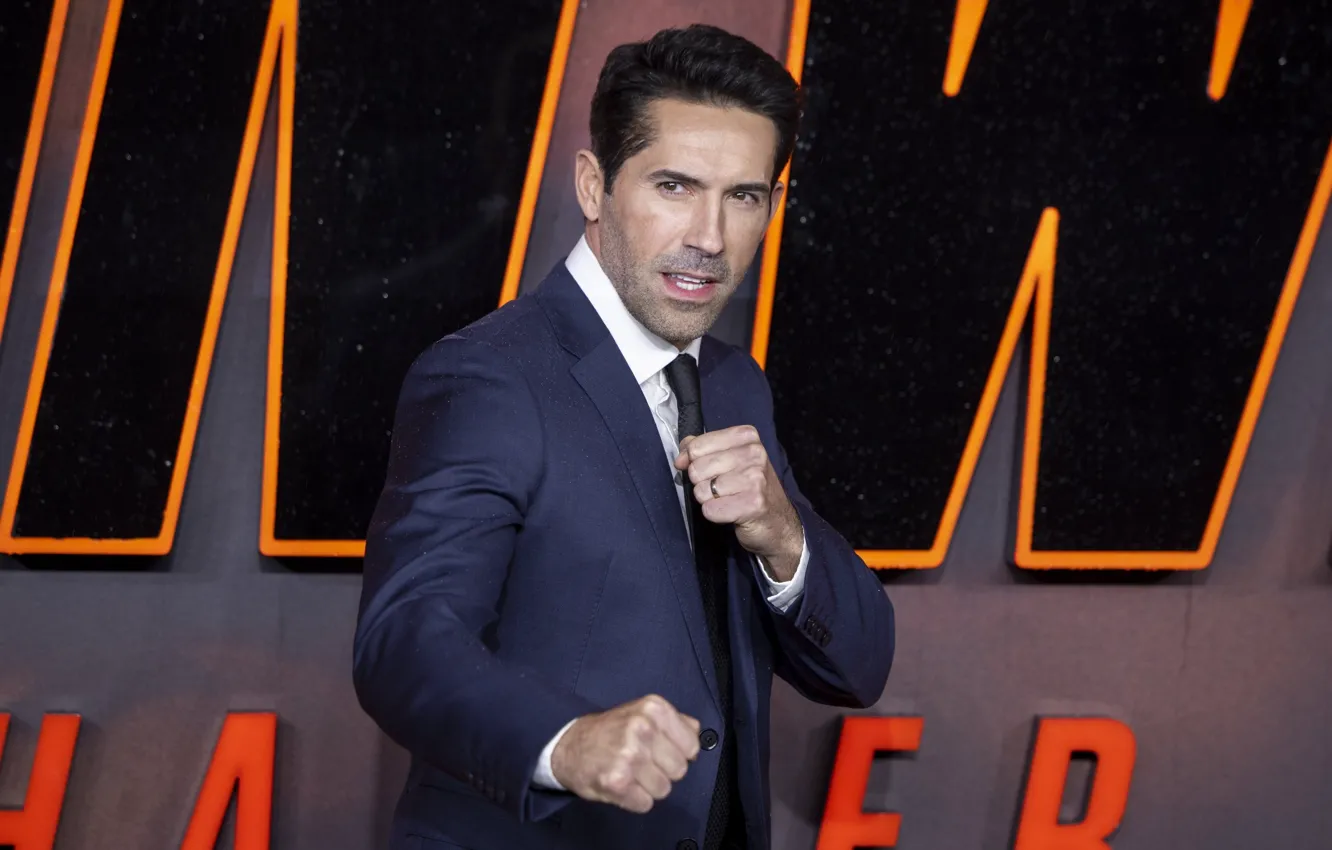 Фото обои взгляд, поза, костюм, актер, стойка, Скотт Эдкинс, Scott Adkins