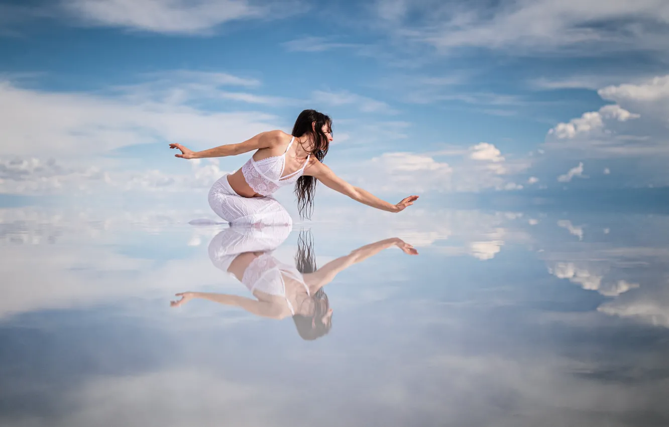 Фото обои небо, вода, девушка, поза, отражение, настроение, танец, руки