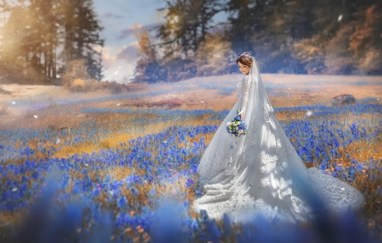 Фото обои свадебное платье, голубые цветочки, лесная поляна, Екатерина Скоробогатова