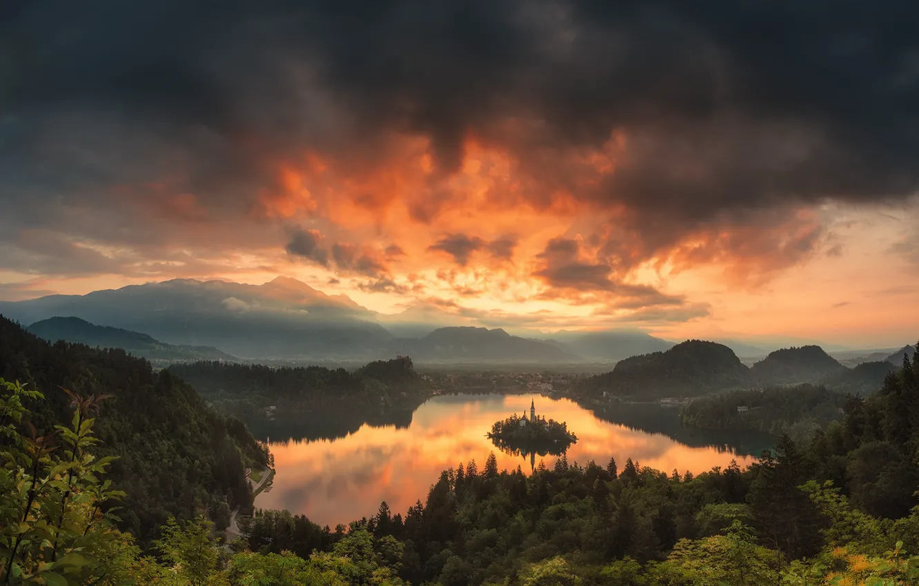 Фото обои лес, небо, горы, озеро, рассвет, Словения, Краси Матаров