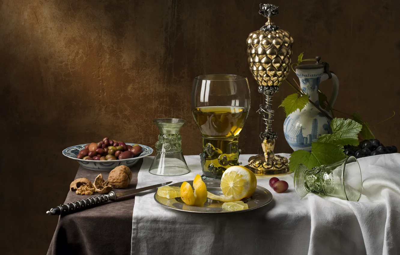 Фото обои вино, лимон, бокал, виноград, орехи, натюрморт, оливки