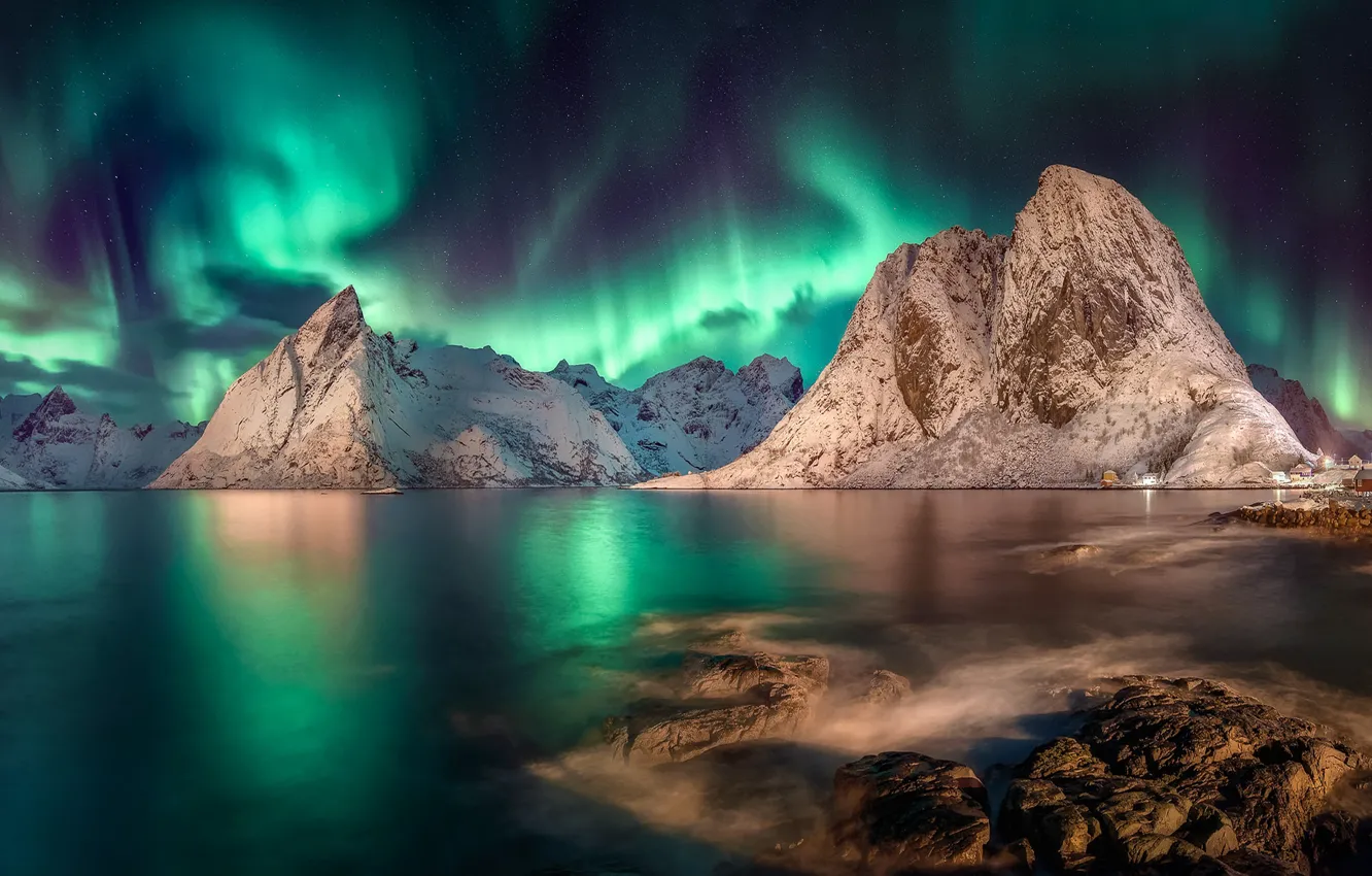 Фото обои небо, горы, ночь, скалы, берег, северное сияние, Исландия, водоем